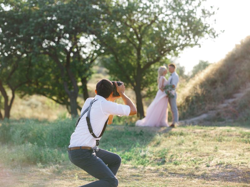 Trouwfotograaf tijdens een bruiloftsreportage